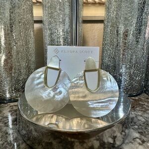 Kendra Scott STATEMENT Diane Earrings. Gold with Mother of pearl NWT